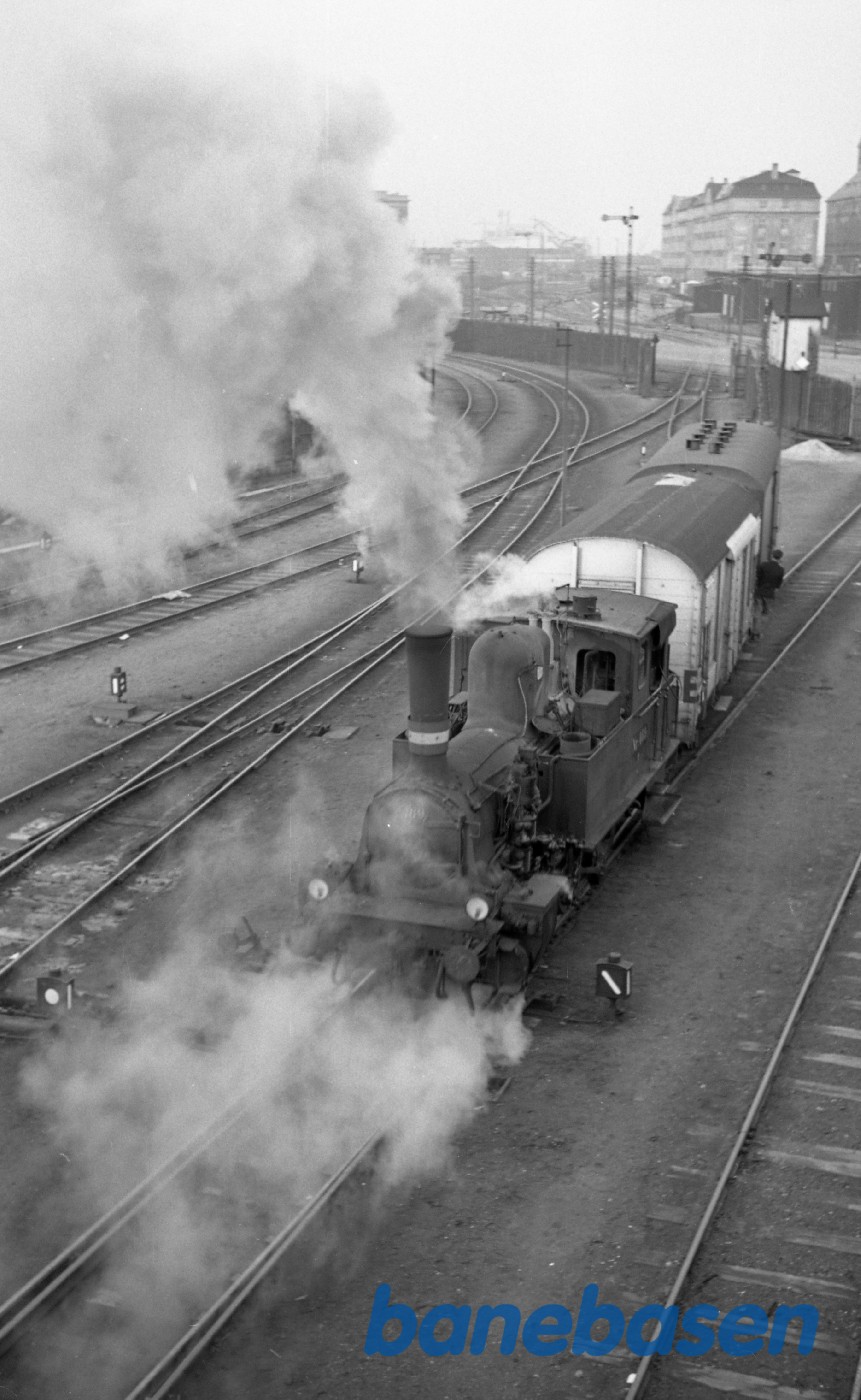 F 477 rangerer i nordenden af stationen F 477 rangerer i nordenden af stationen