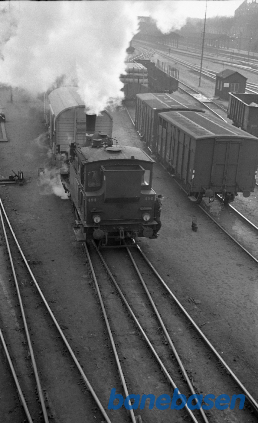 F 494 rangerer i nordenden af stationen F 494 rangerer i nordenden af stationen