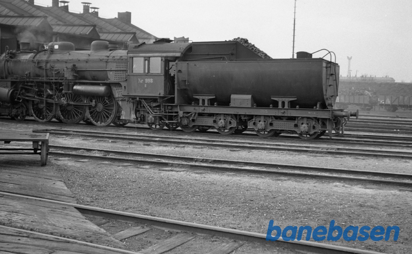 E 998 foran maskinedepotet E 998 foran maskinedepotet