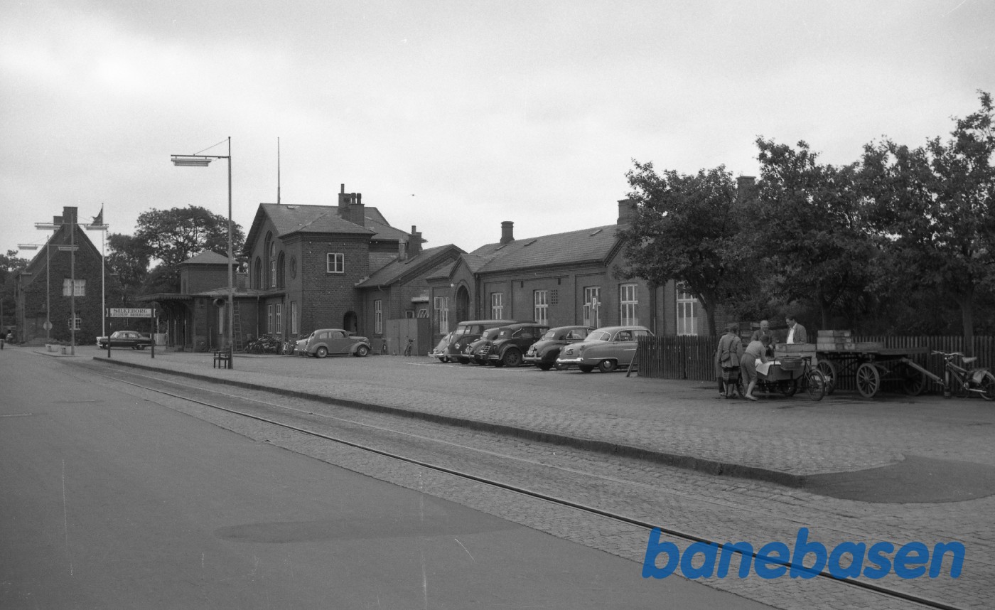 Silkeborg station set fra gaden Silkeborg station set fra gaden
