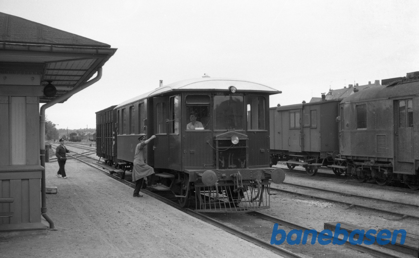 HV motorvogn med godsvogn ved perron HV motorvogn med godsvogn ved perron