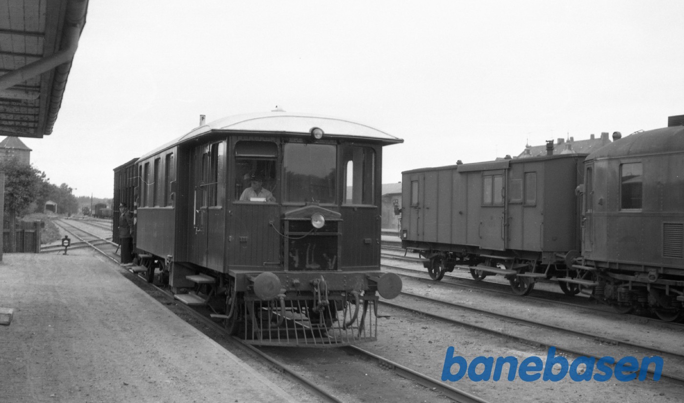 HV motorvogn med godsvogn ved perron HV motorvogn med godsvogn ved perron