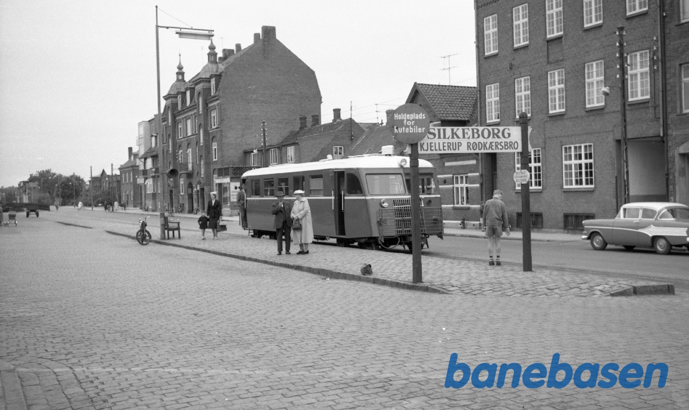 Skinnebus ved SKRJ perron Skinnebus ved SKRJ perron