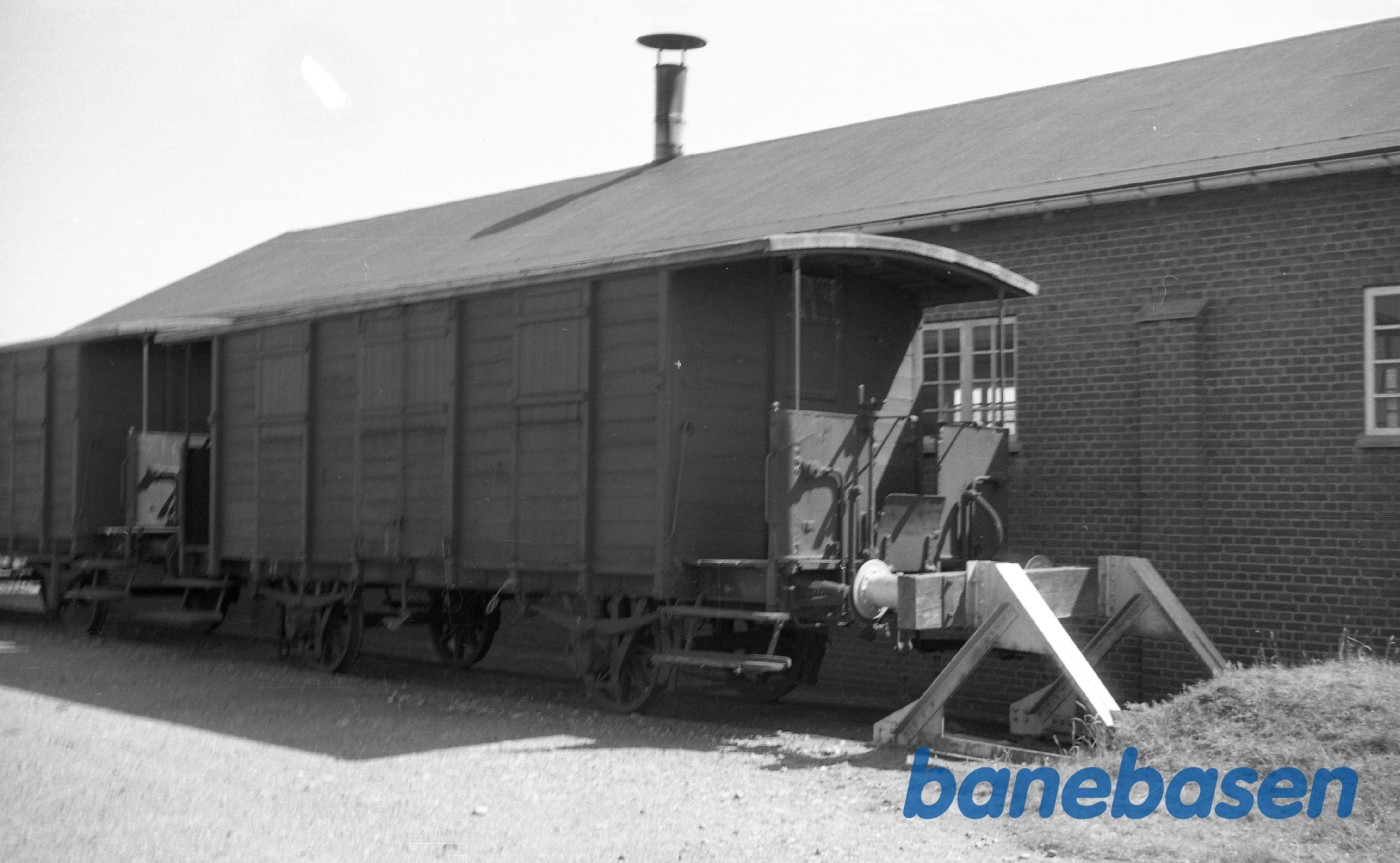 Bænkevogn HP G 71 på Hirshals station Bænkevogn HP G 71 på Hirshals station