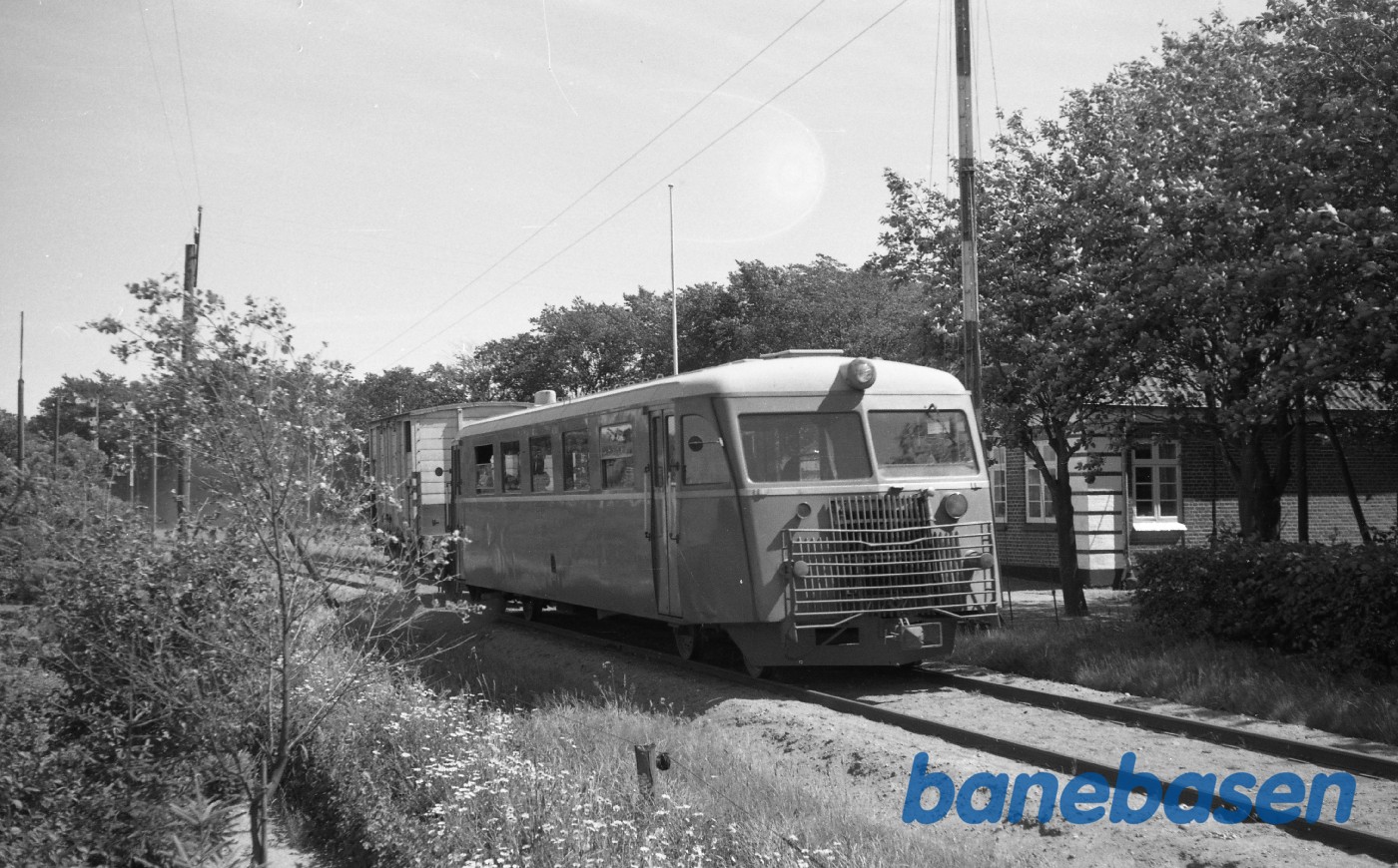 Ryå station med HP skinnebus og I 191 Ryå station med HP skinnebus og I 191