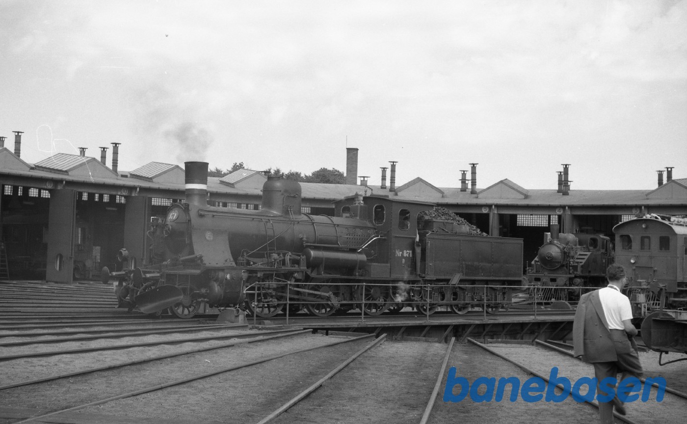 Odense station. Remisen med D 871 på drejeskiven Odense station. Remisen med D 871 på drejeskiven