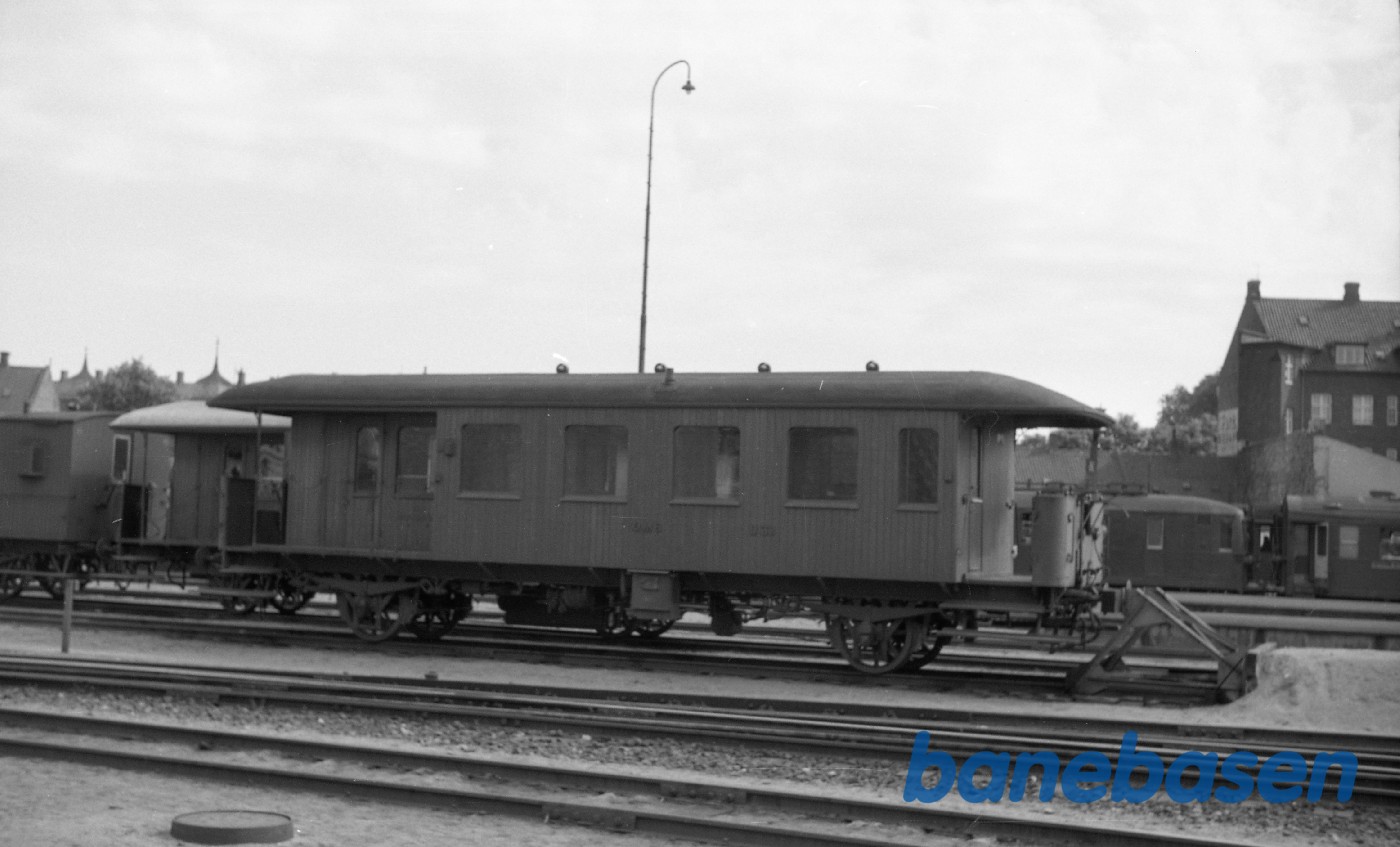 Odense station. OMB D 33 Odense station. OMB D 33