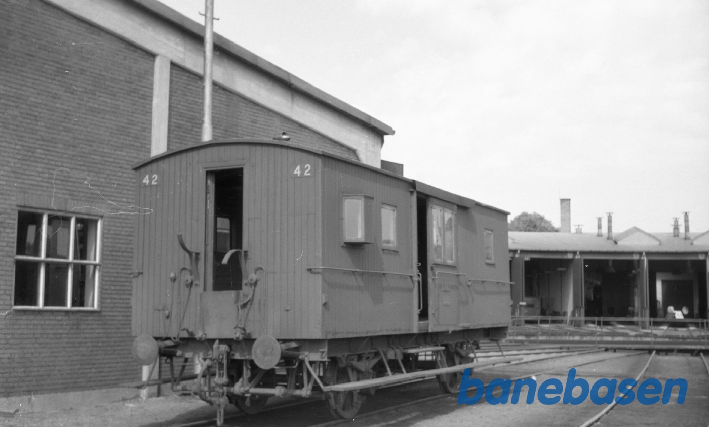 Odense station. OMB E 42 ved remisen Odense station. OMB E 42 ved remisen