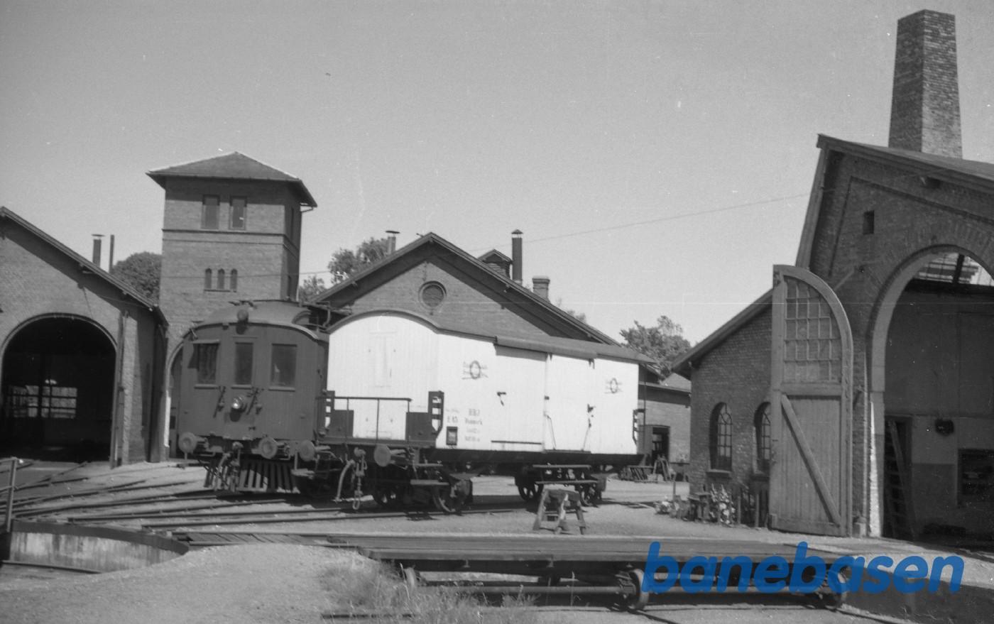 Odder station. HHJ E 45 foran remisen Odder station. HHJ E 45 foran remisen