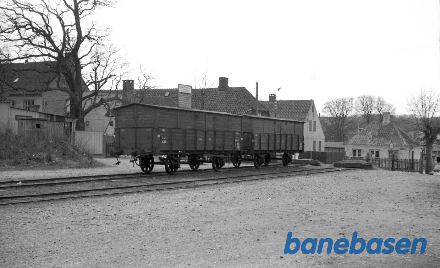 Maribo station. 2 stk åbne godsvogne ombygget til lukkede. Maribo station. 2 stk åbne godsvogne ombygget til lukkede.