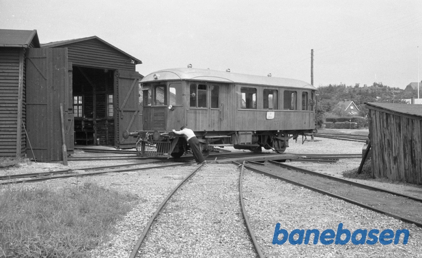 Ebeltoft station med M 5 ved remisen Ebeltoft station med M 5 ved remisen