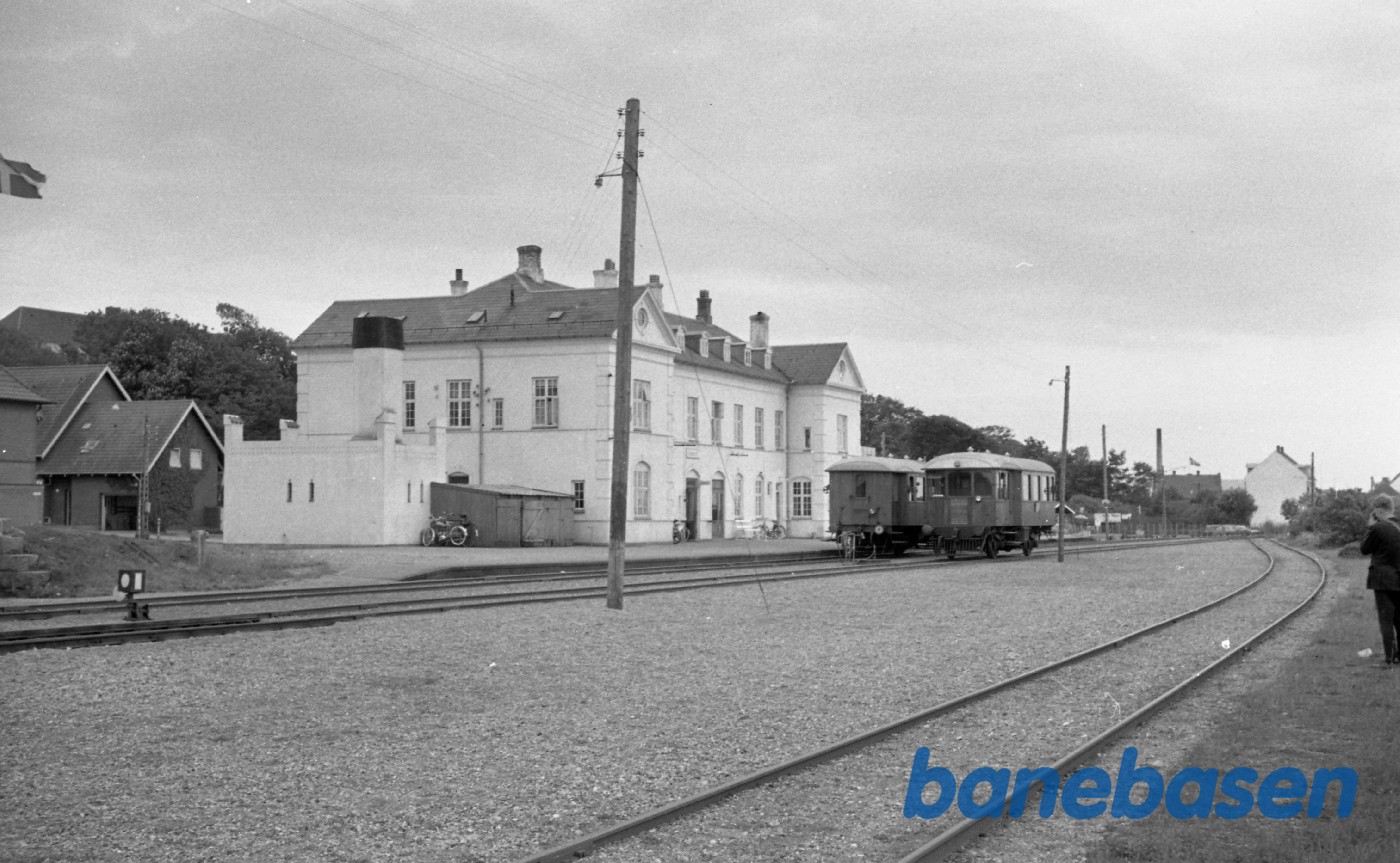 Ebeltoft station. Med 2 motorvogne Ebeltoft station. Med 2 motorvogne