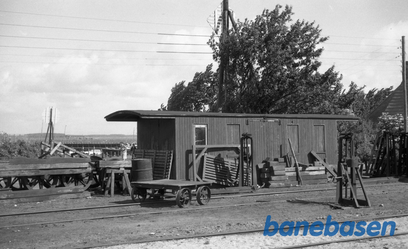 Rudkøbing station. Bænkevognkasse Rudkøbing station. Bænkevognkasse
