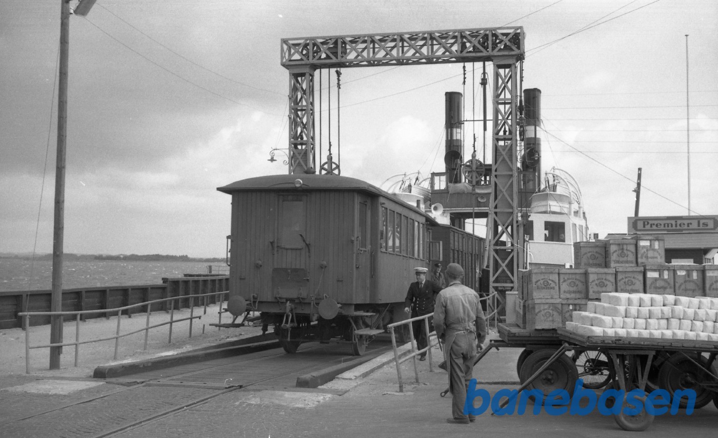 Rudkøbing station.Færgen. LB M 1 rangerer Rudkøbing station.Færgen. LB M 1 rangerer