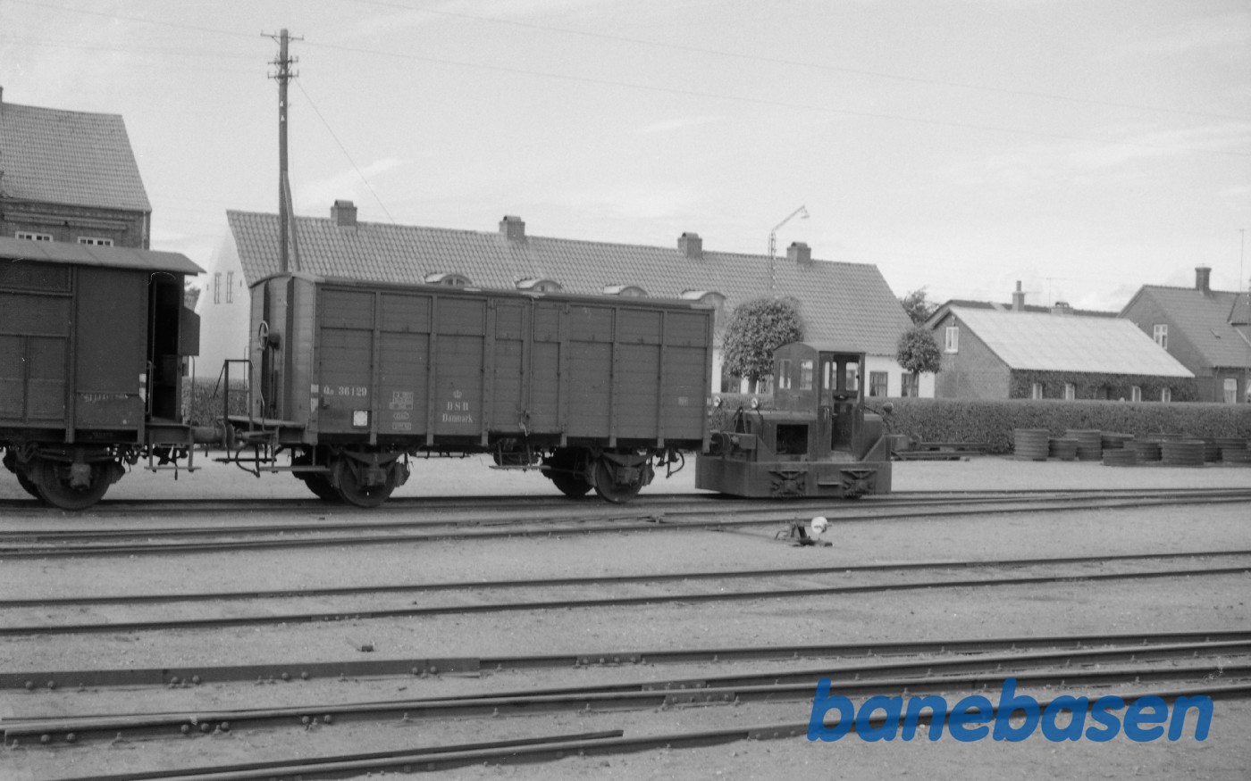 Lemvig station. Rangertraktor og DSB Q 36129 Lemvig station. Rangertraktor og DSB Q 36129
