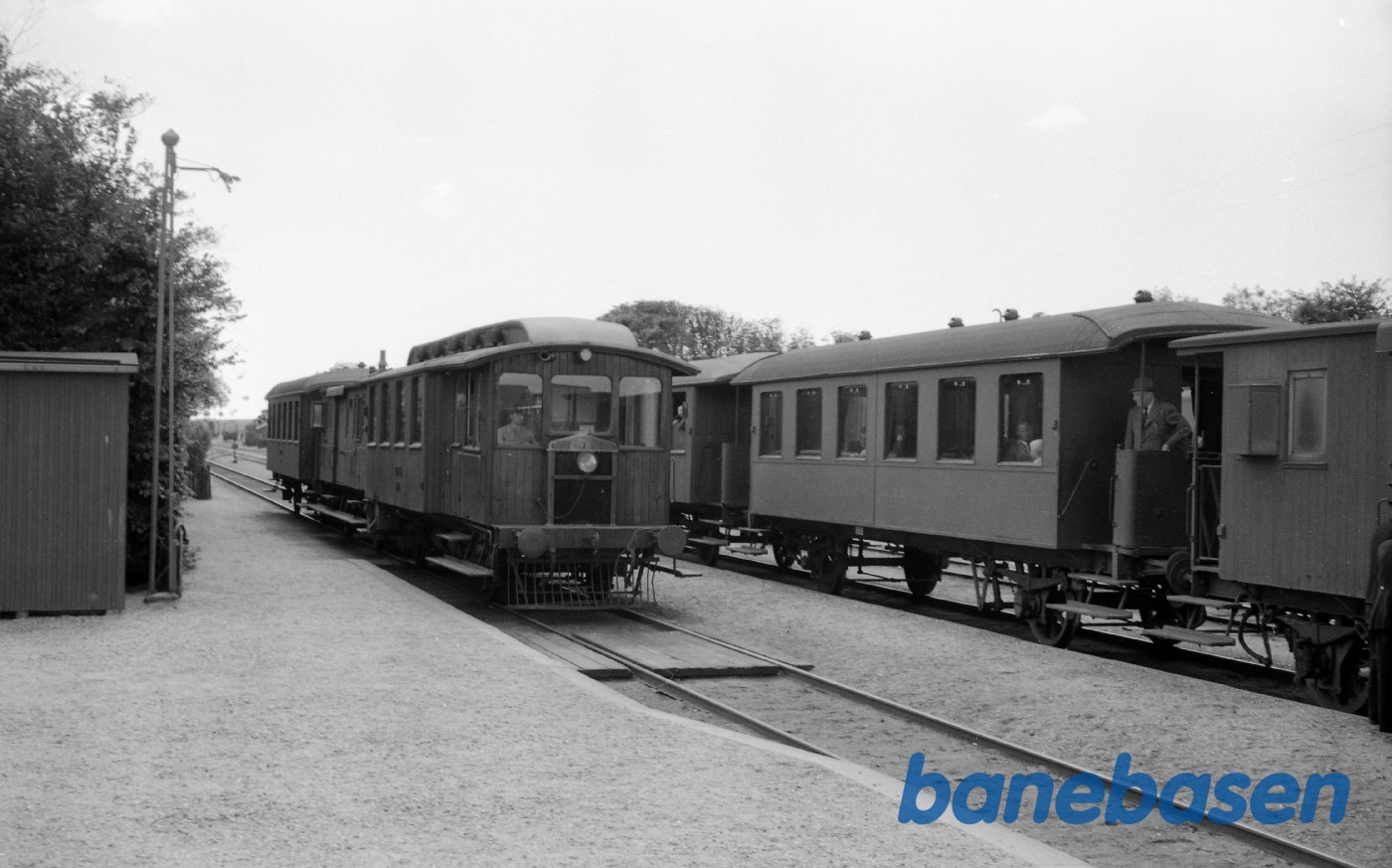 Lemvig station. VLTJ M 2 ankommer med tog Lemvig station. VLTJ M 2 ankommer med tog