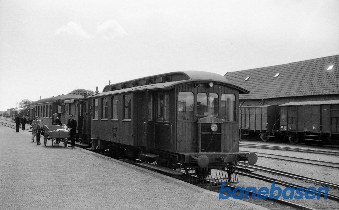 Lemvig station. VLTJ M 2 ankommet med tog Lemvig station. VLTJ M 2 ankommet med tog