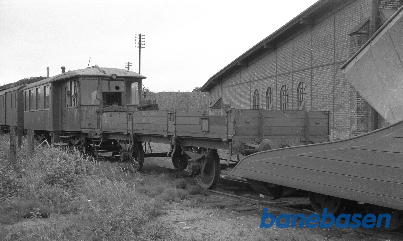 Ringkøbing. Henstillet motorvogn og åben godvogn Ringkøbing. Henstillet motorvogn og åben godvogn
