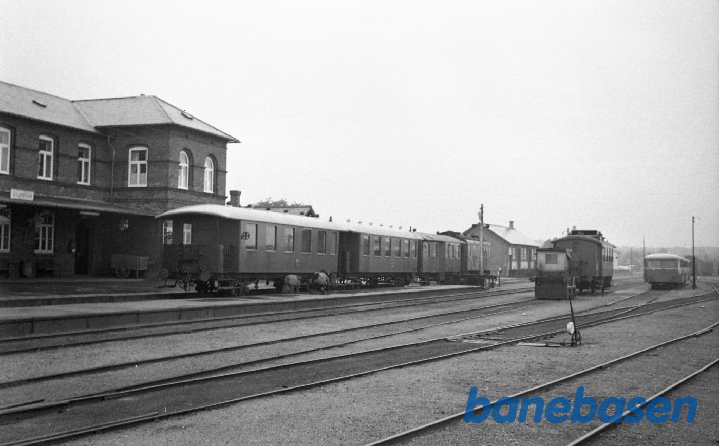Bogense station med tog mod Odense Bogense station med tog mod Odense