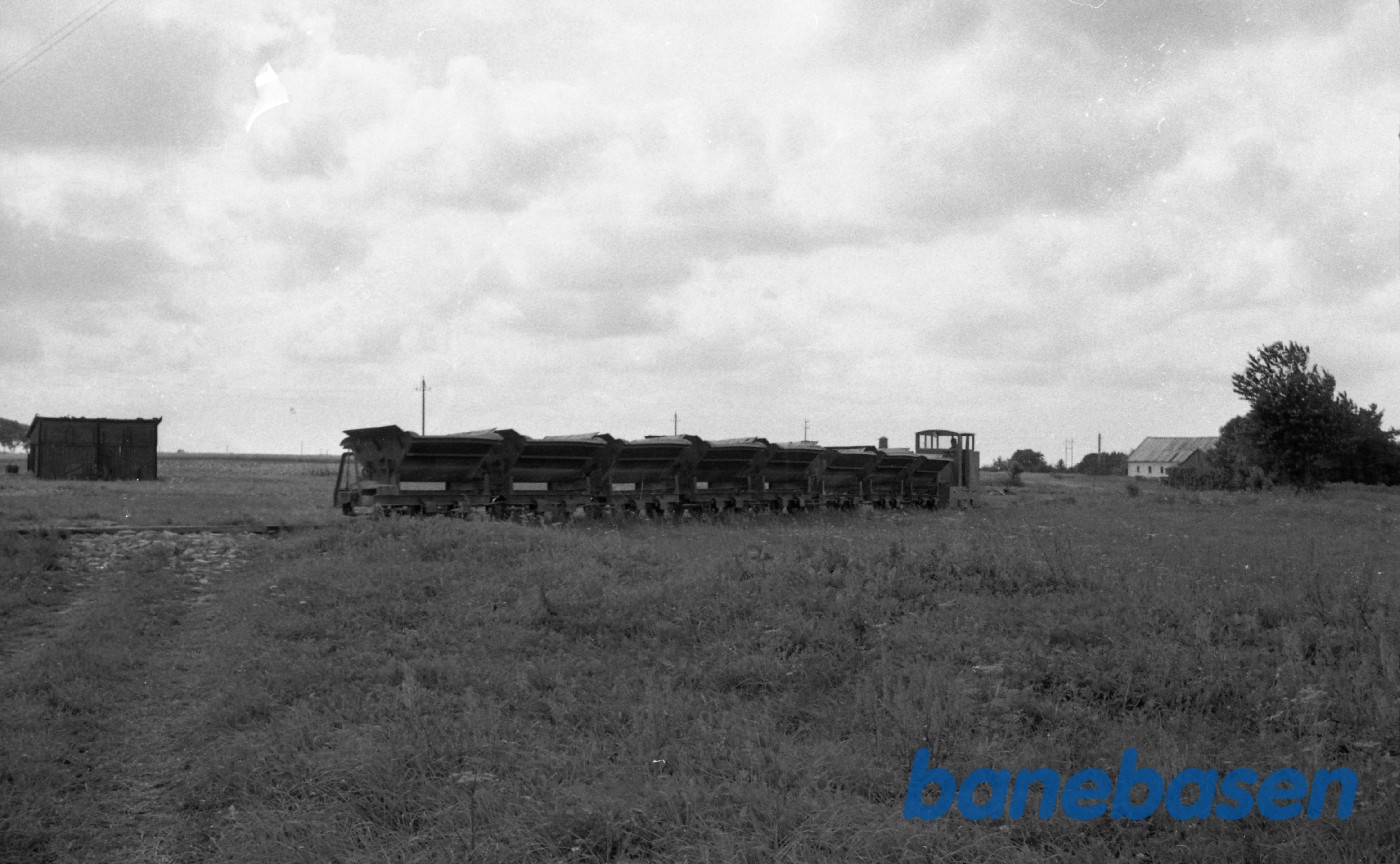 Hammersholt. Diesellokomotiv med vogne Hammersholt. Diesellokomotiv med vogne