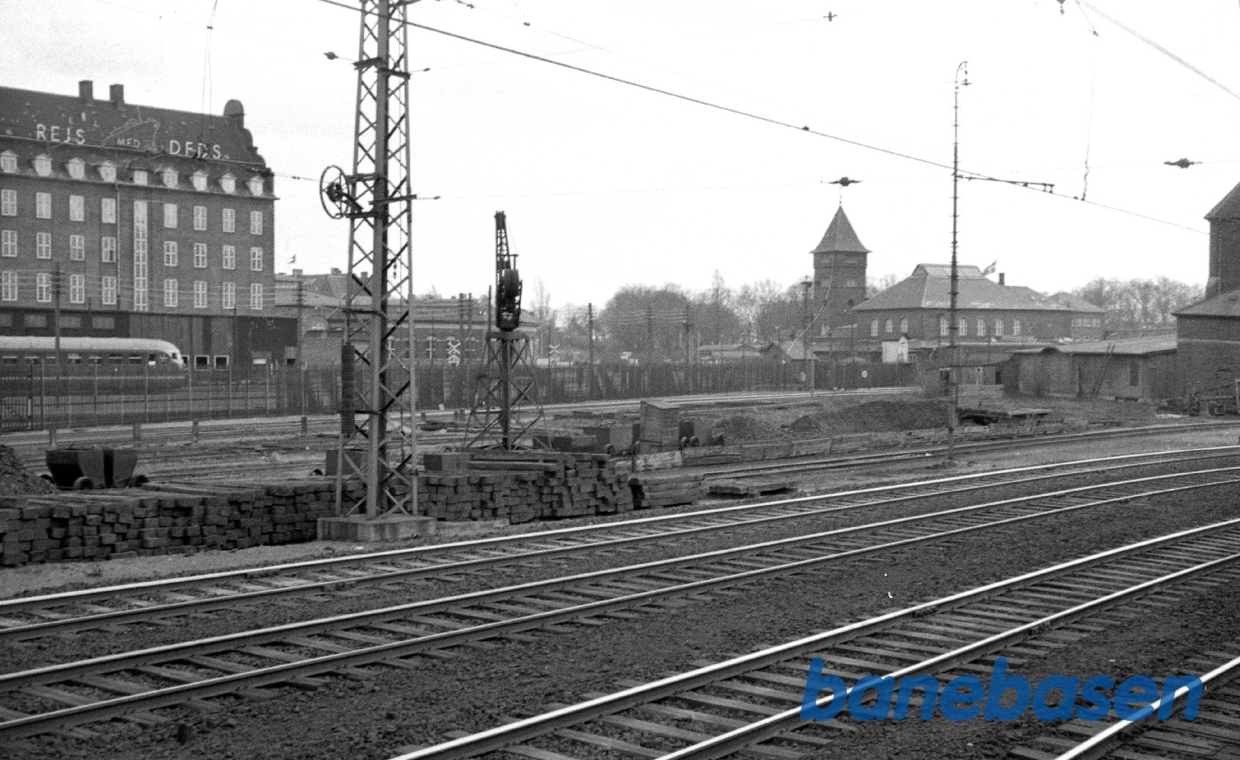 Østerport station. Kig ud over Frihavnen med resterne af den brændte remise Østerport station. Kig ud over Frihavnen med resterne af den brændte remise