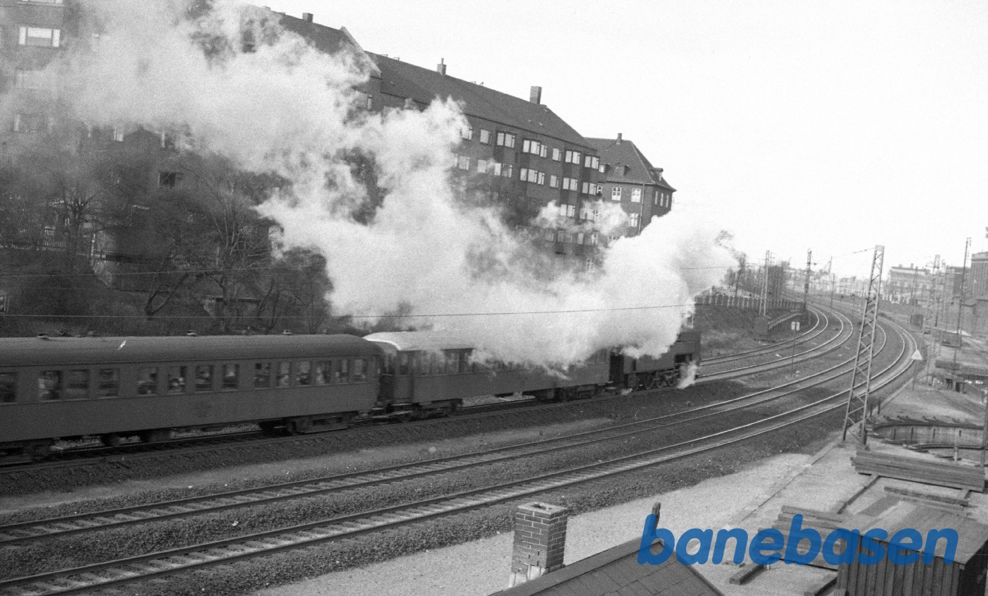 Østerport station. S maskine med Nordbanetog og gennemgående vogne til HFHJ Østerport station. S maskine med Nordbanetog og gennemgående vogne til HFHJ