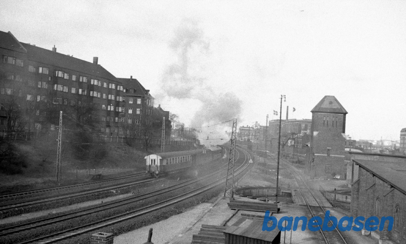 Østerport station. S maskine med Nordbanetog og gennemgående vogne til HFHJ Østerport station. S maskine med Nordbanetog og gennemgående vogne til HFHJ