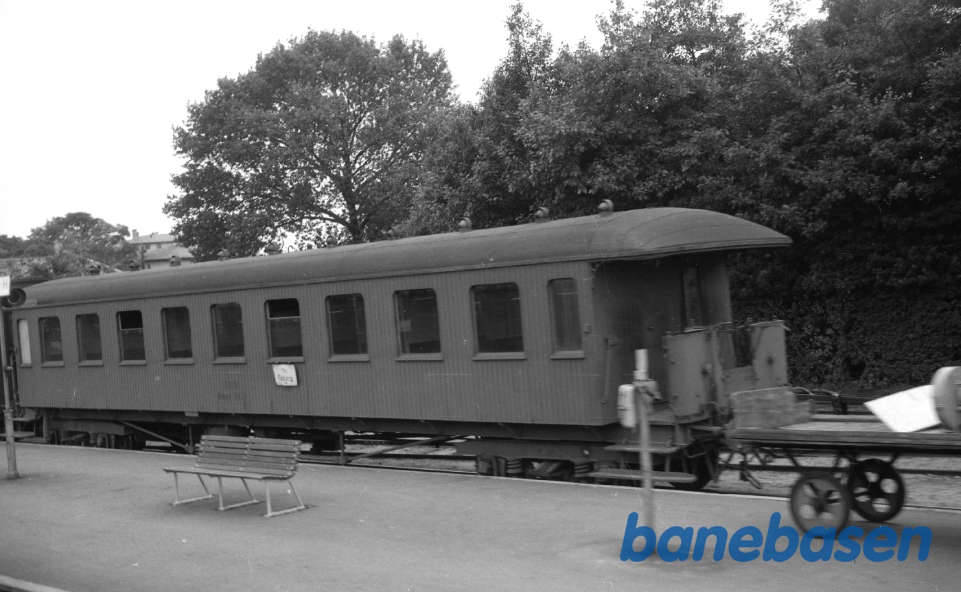 Tidl SFJ personvogn på vej til Nyborg Tidl SFJ personvogn på vej til Nyborg