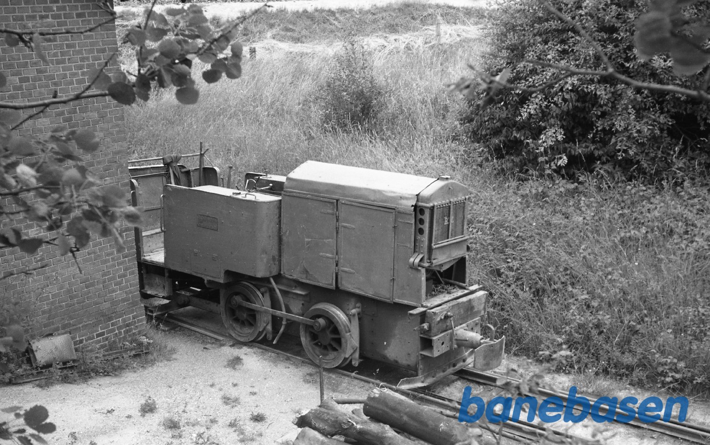 Billedet er fra Allerød Teglværk, remisen. Lokomotivet er et ombygget damplokomotiv, Orenstein og Koppel, 1912 Billedet er fra Allerød Teglværk, remisen. Lokomotivet er et ombygget damplokomotiv, Orenstein og Koppel, 1912