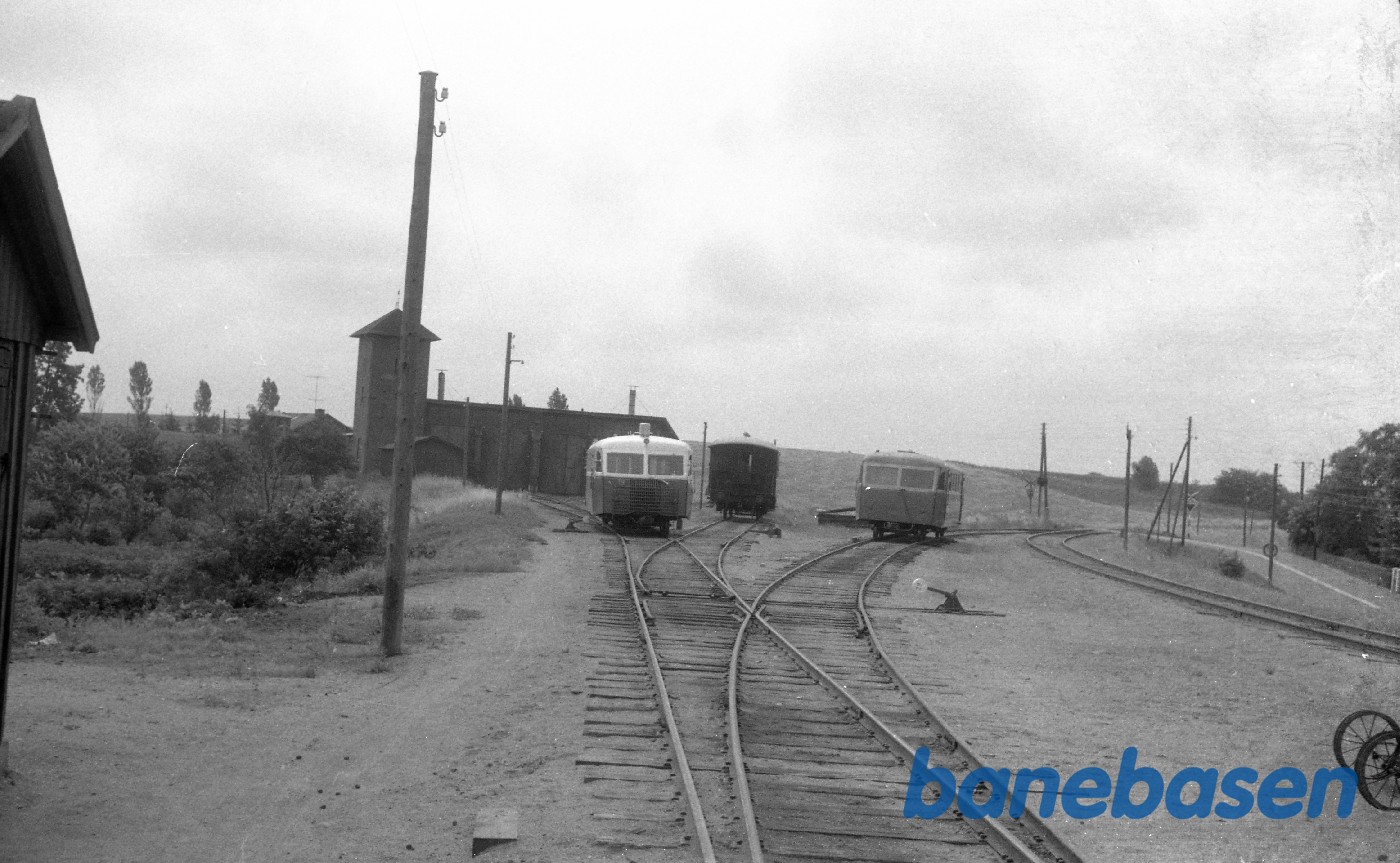 Tølløse Station med remisen.Sm og SP foran Tølløse Station med remisen.Sm og SP foran
