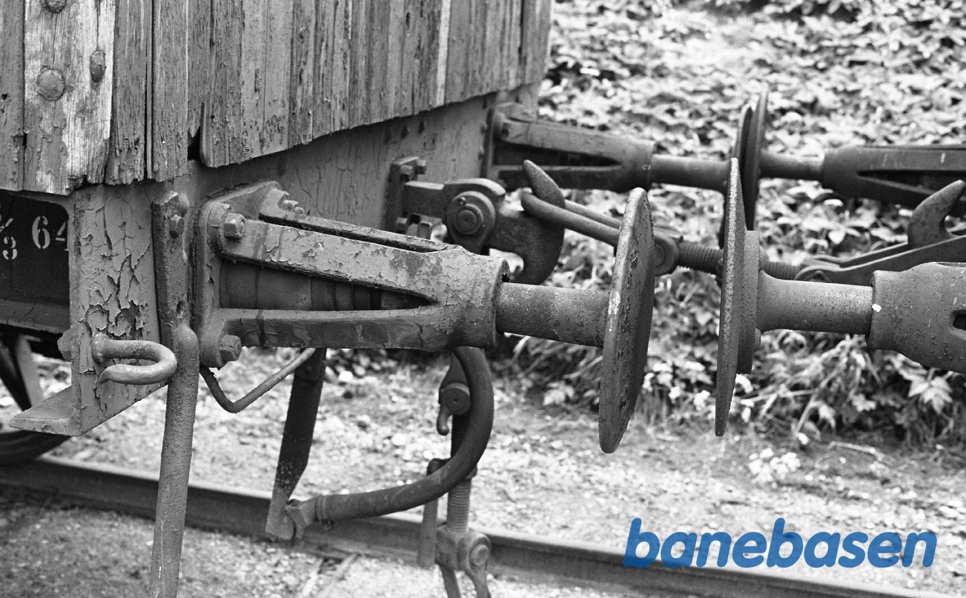 Detaljer på vogn (puffer) Detaljer på vogn (puffer)