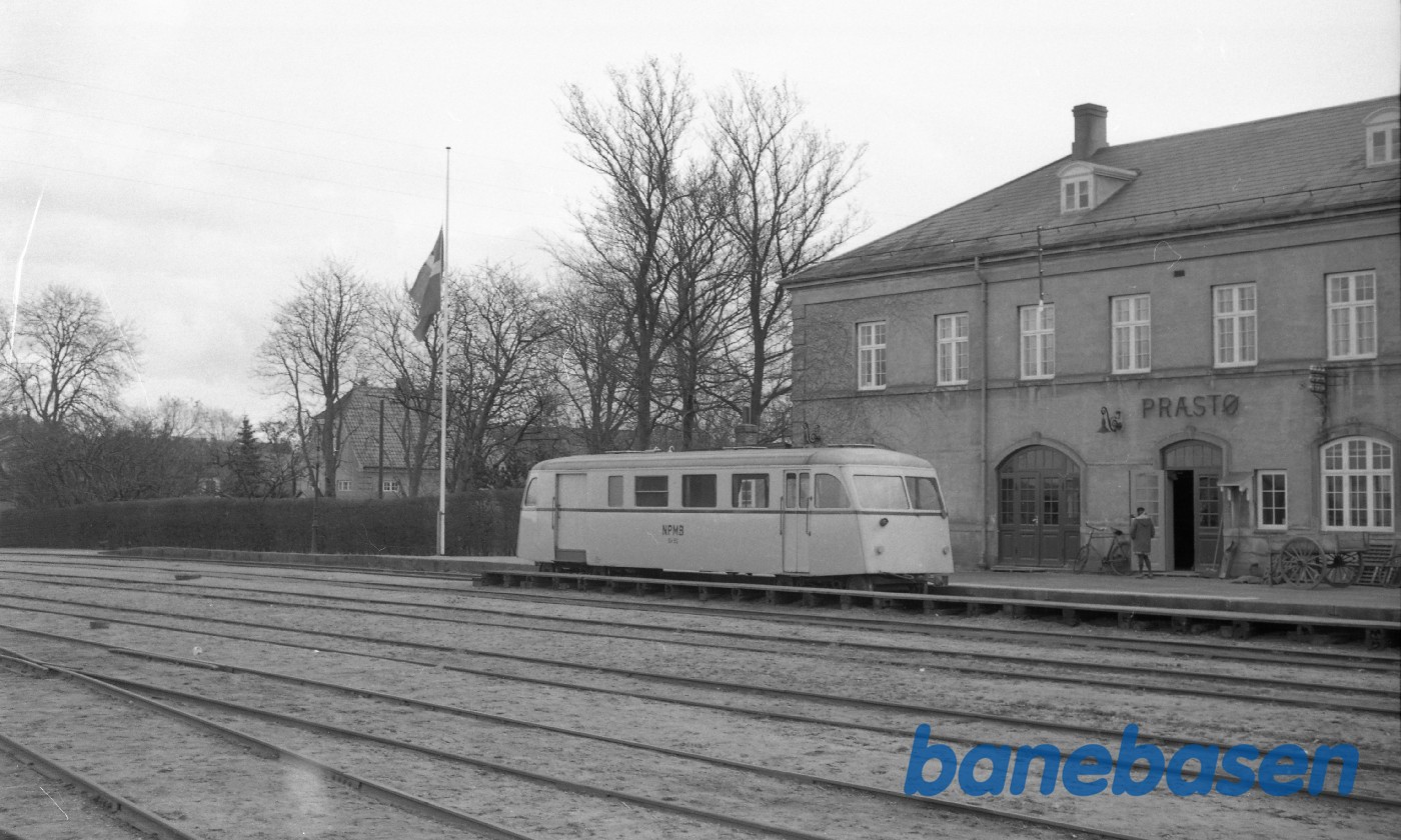 Præstø station med skinnebusbivogn Præstø station med skinnebusbivogn