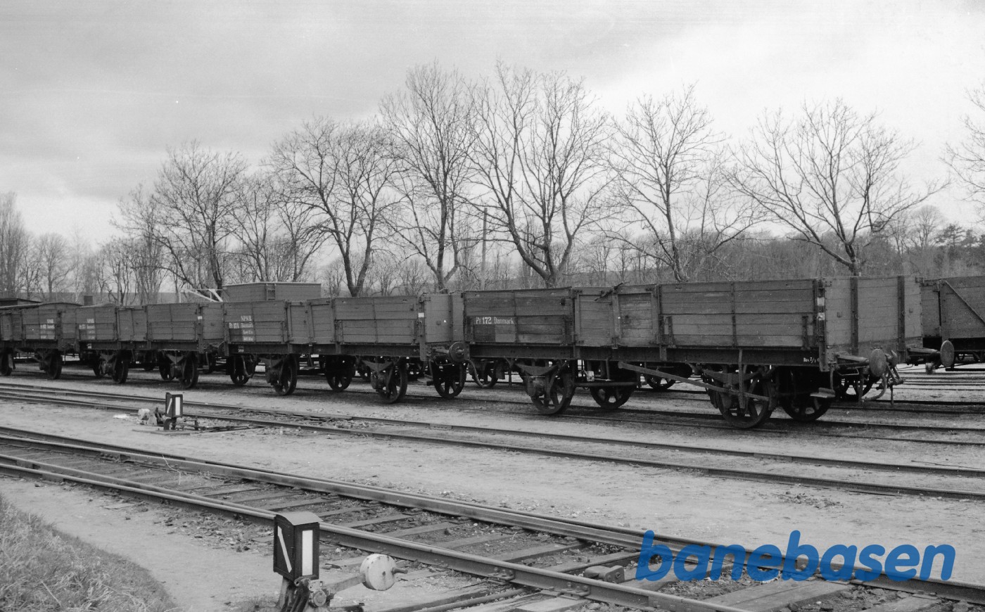 Præstø station med NPMB åbne godsvogne Præstø station med NPMB åbne godsvogne