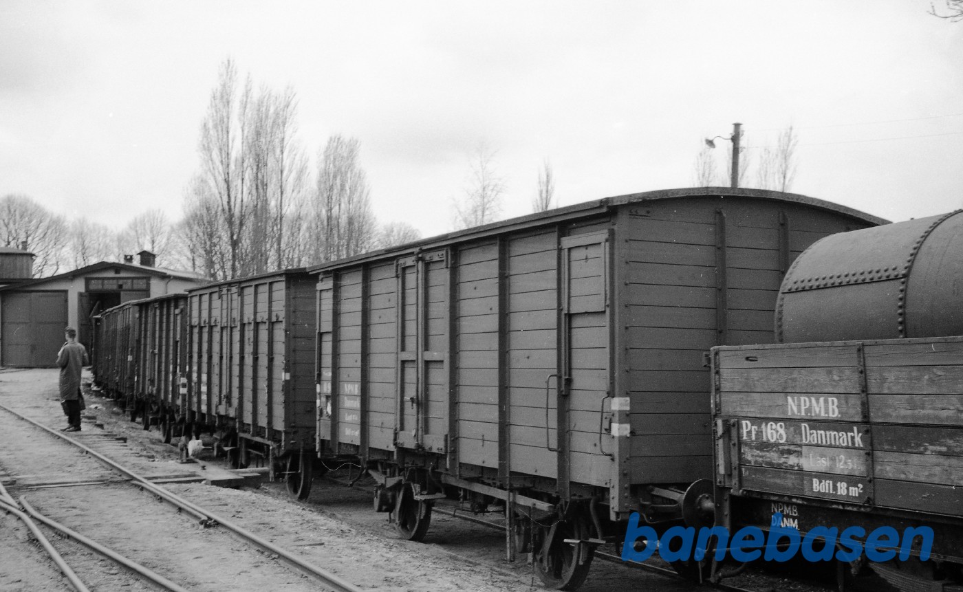 Præstø station.Med Q vogne ved remisen Præstø station.Med Q vogne ved remisen