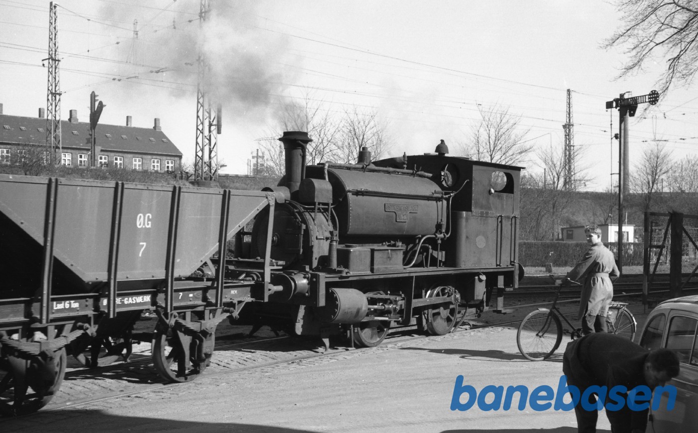 ØG 2 og vogn 17 på vej over Århusgade ØG 2 og vogn 17 på vej over Århusgade