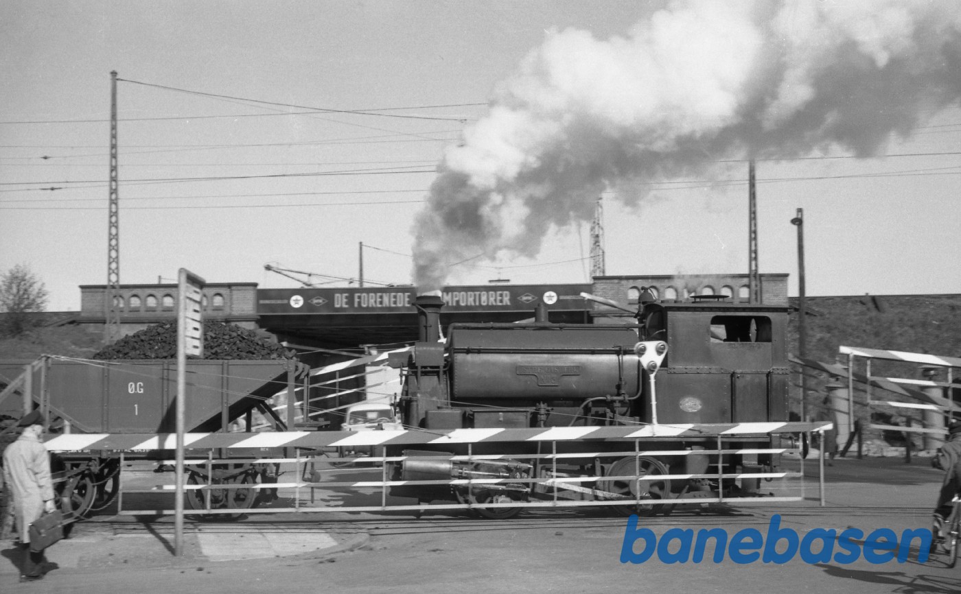 ØG 3 og vogn 1 på vej over Århusgade ØG 3 og vogn 1 på vej over Århusgade