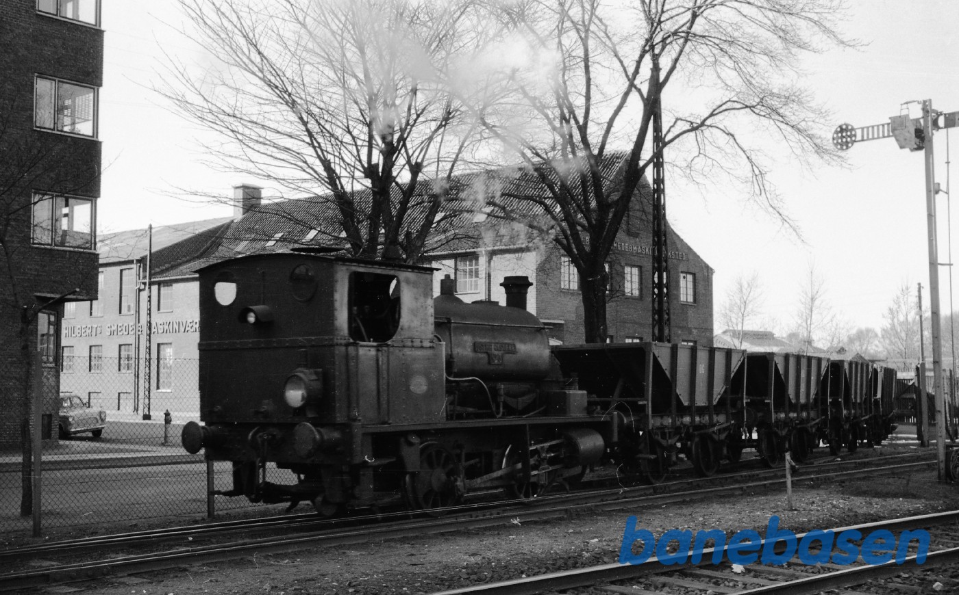 ØG 3 og vogn 1 på vej over Århusgade ØG 3 og vogn 1 på vej over Århusgade