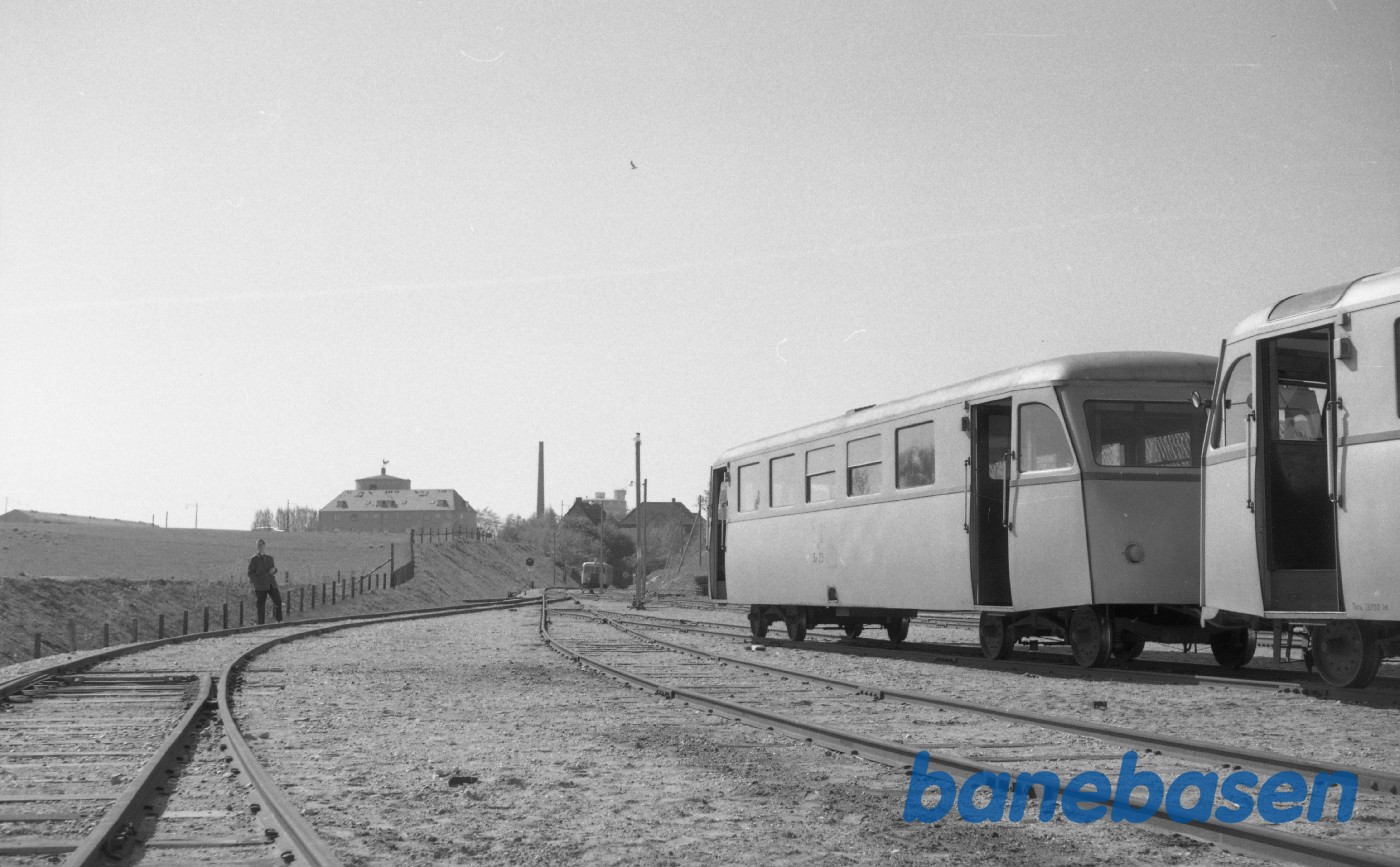 Skinnebus kører forbil værkstedet på Firskovvej Skinnebus kører forbil værkstedet på Firskovvej