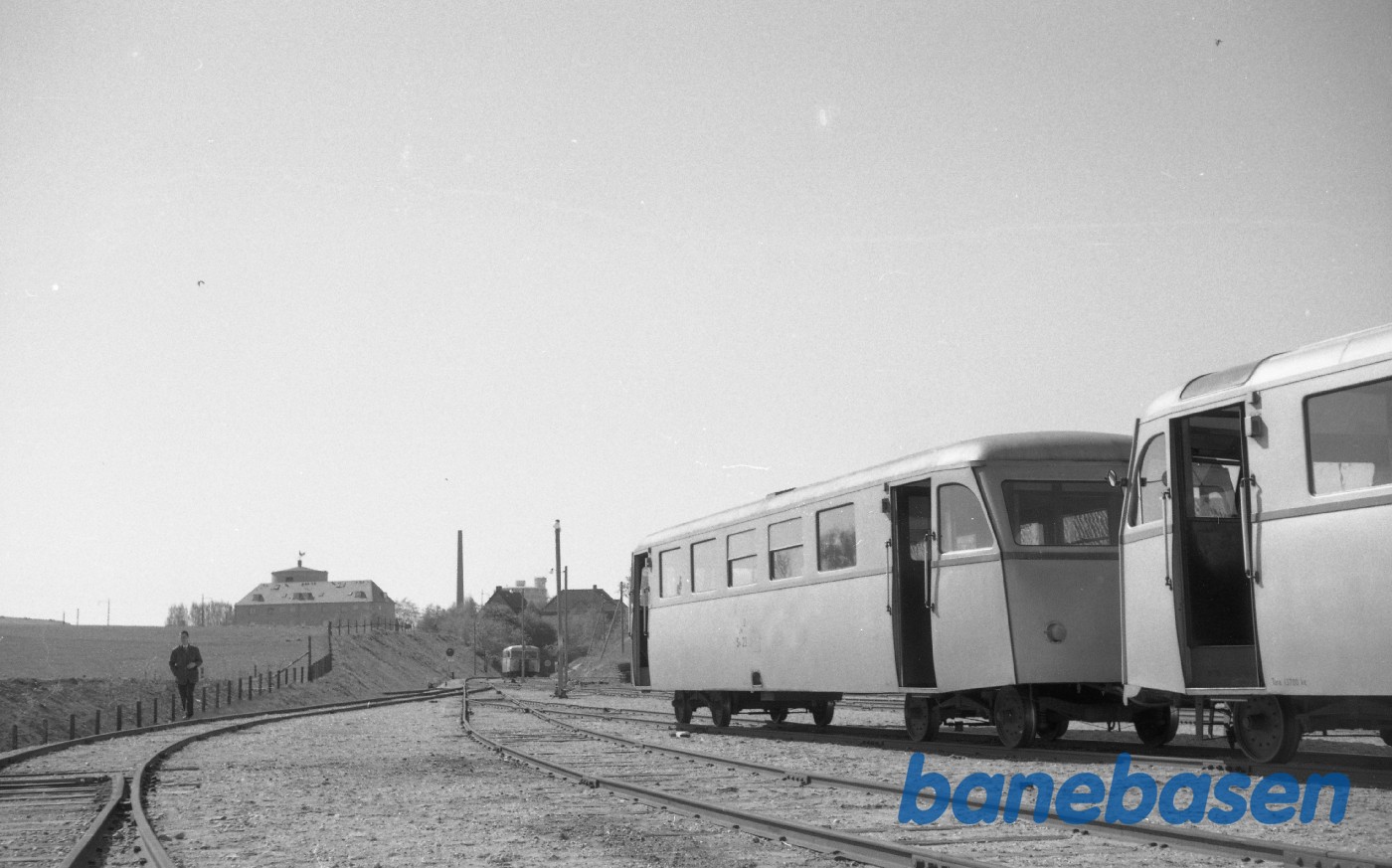 Skinnebus kører forbil værkstedet på Firskovvej Skinnebus kører forbil værkstedet på Firskovvej