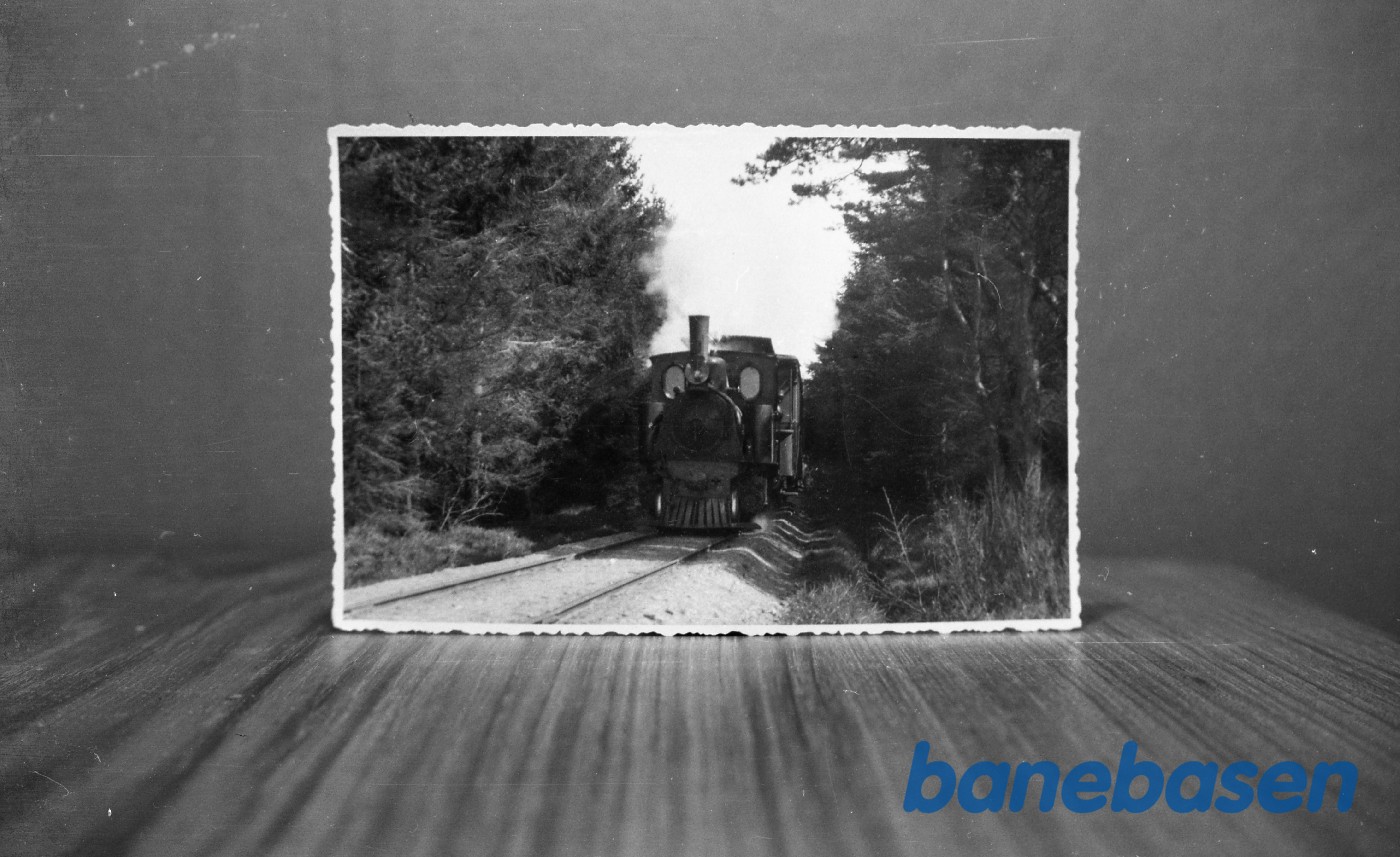 Billedet er angiveligt fra Nexø Lystskov (mellem Nexø station og Hundsemyre/Balka Strand trinbræt), hvor et af de oprindelige Jung-lokomotiver kommer kørende i 1930 Billedet er angiveligt fra Nexø Lystskov (mellem Nexø station og Hundsemyre/Balka Strand trinbræt), hvor et af de oprindelige Jung-lokomotiver kommer kørende i 1930