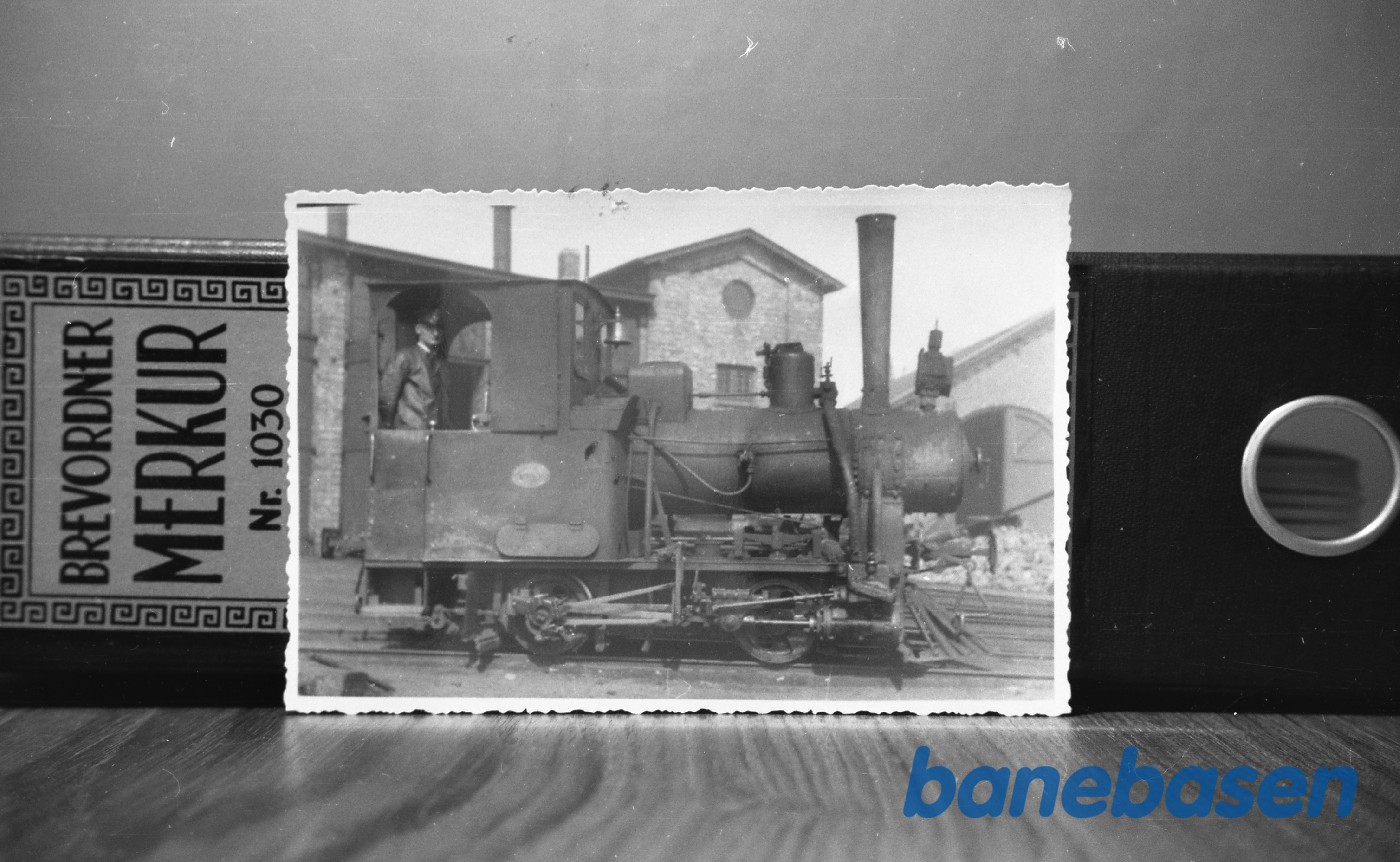 BJ 11 ved remisen på Rønne H. 1930 BJ 11 ved remisen på Rønne H. 1930