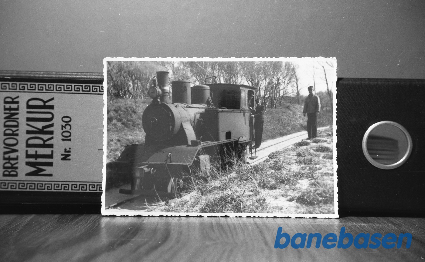 Lokomotiv BJ nr. 7 holder på Slagterisporet ved Rønne N. Maj 1945. Lokomotivføreren er Aage Olsen, på skrænten står ekstraportør Kristian Drejer Lokomotiv BJ nr. 7 holder på Slagterisporet ved Rønne N. Maj 1945. Lokomotivføreren er Aage Olsen, på skrænten står ekstraportør Kristian Drejer