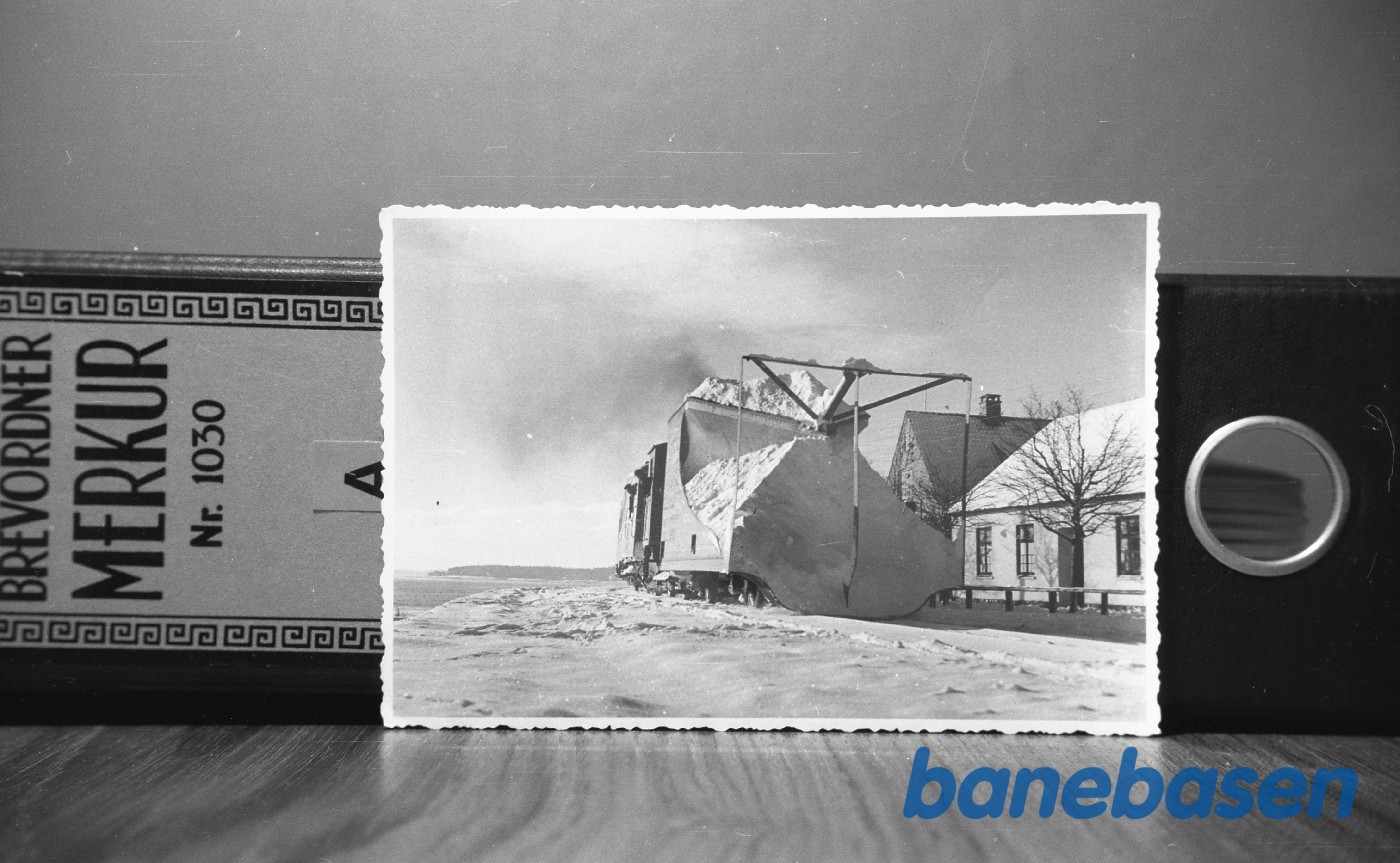 Smalsporslokomotiv med sneplov 1 på vej ind på Nexø station Smalsporslokomotiv med sneplov 1 på vej ind på Nexø station