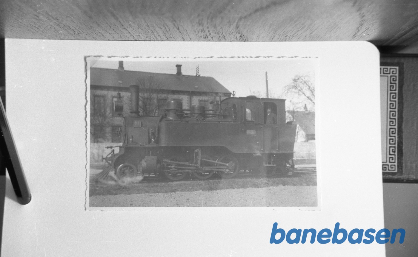 Smalsporslokomotiv med sneplov. BJ nr. 5 på Nexø Station omkr. 1930. Lkf Hans Madsen i førerhuset Smalsporslokomotiv med sneplov. BJ nr. 5 på Nexø Station omkr. 1930. Lkf Hans Madsen i førerhuset