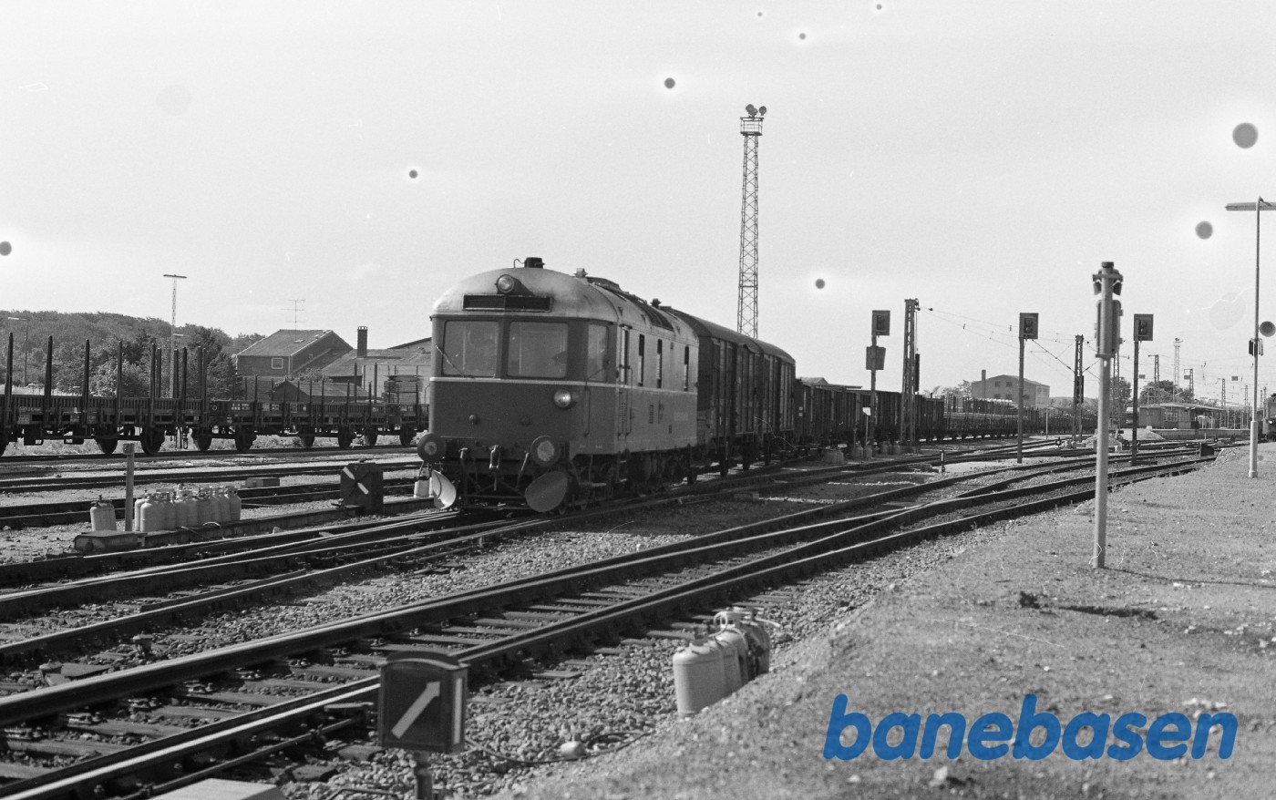 Hillerød station. GDS L 1 med stort godstog Hillerød station. GDS L 1 med stort godstog