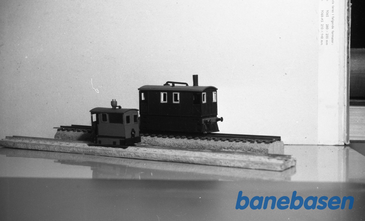 To modeller af små damplokomotiver To modeller af små damplokomotiver
