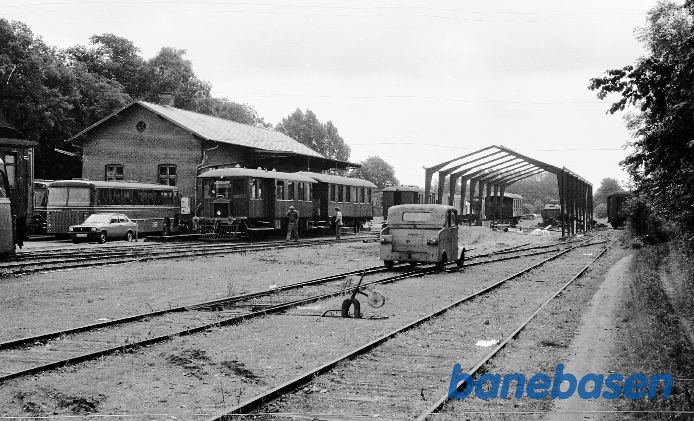 Skælskør station med SNNB M 5 .Opførelse af vognhal Skælskør station med SNNB M 5 .Opførelse af vognhal