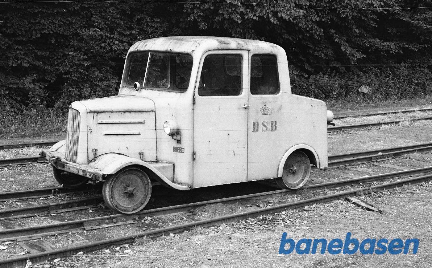 Skælskør station med DSB skinnebil Skælskør station med DSB skinnebil