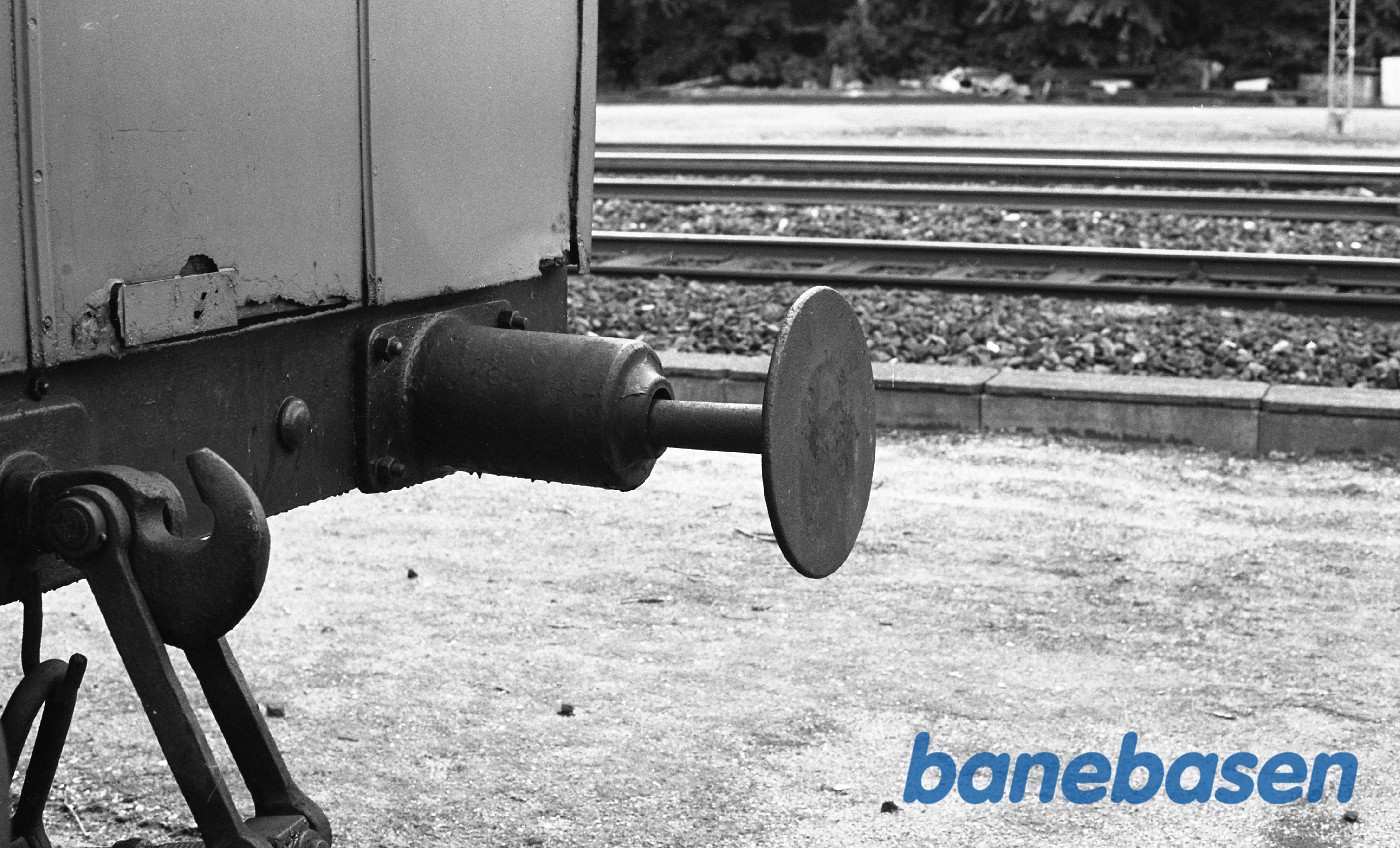 Rungsted station. Gl SFJ kupevogn. Puffer Rungsted station. Gl SFJ kupevogn. Puffer