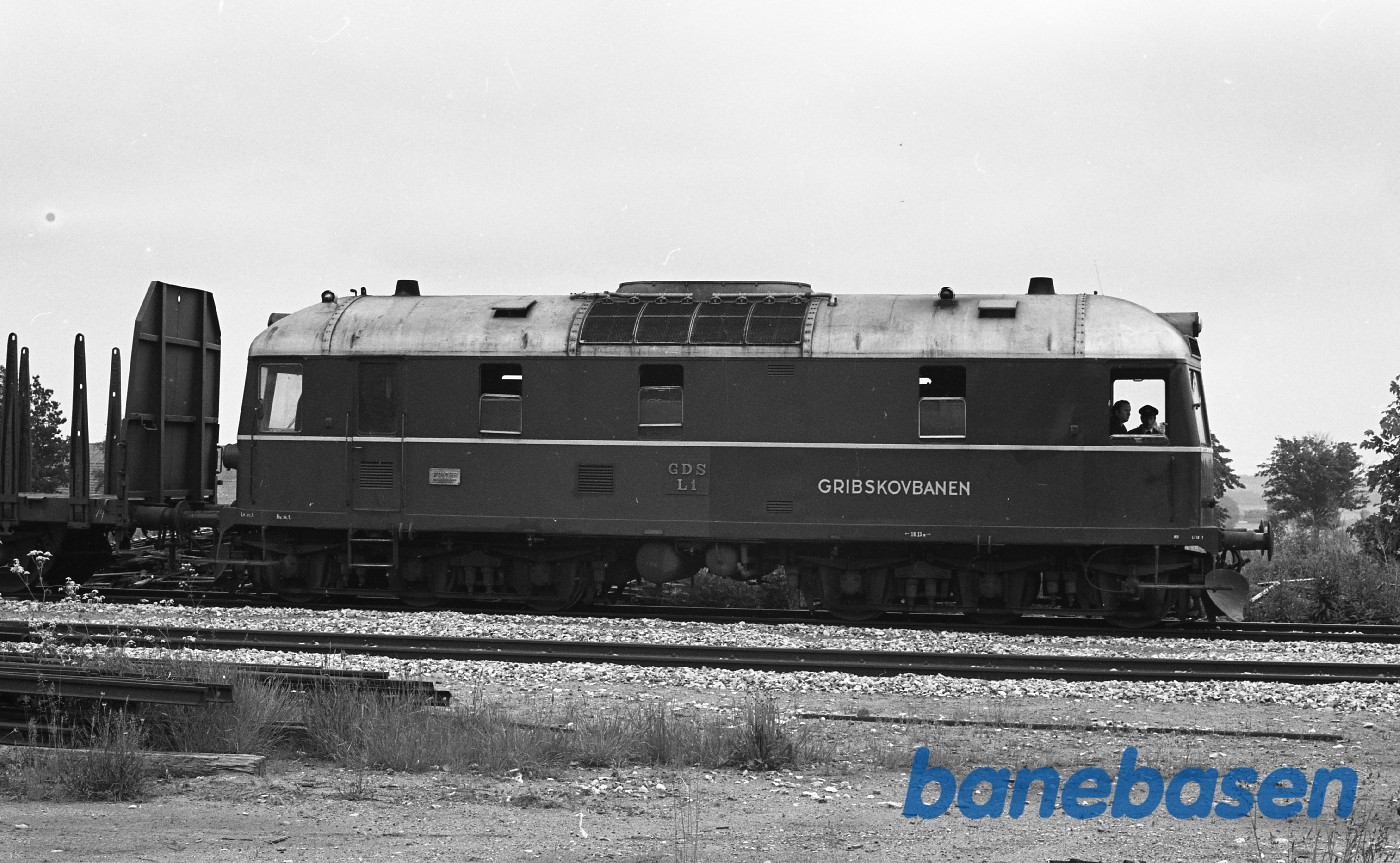 Hillerød station. GDS L 1. med godstog Hillerød station. GDS L 1. med godstog
